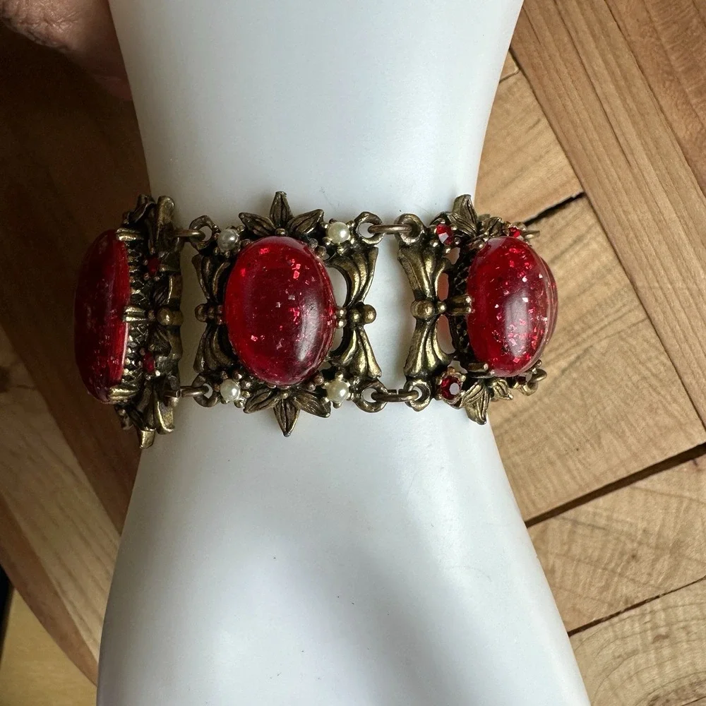 VTG 1950s-60s Victorian Revival Bracelet 6.75 Inch‎ Red Confetti Acrylic Flowers